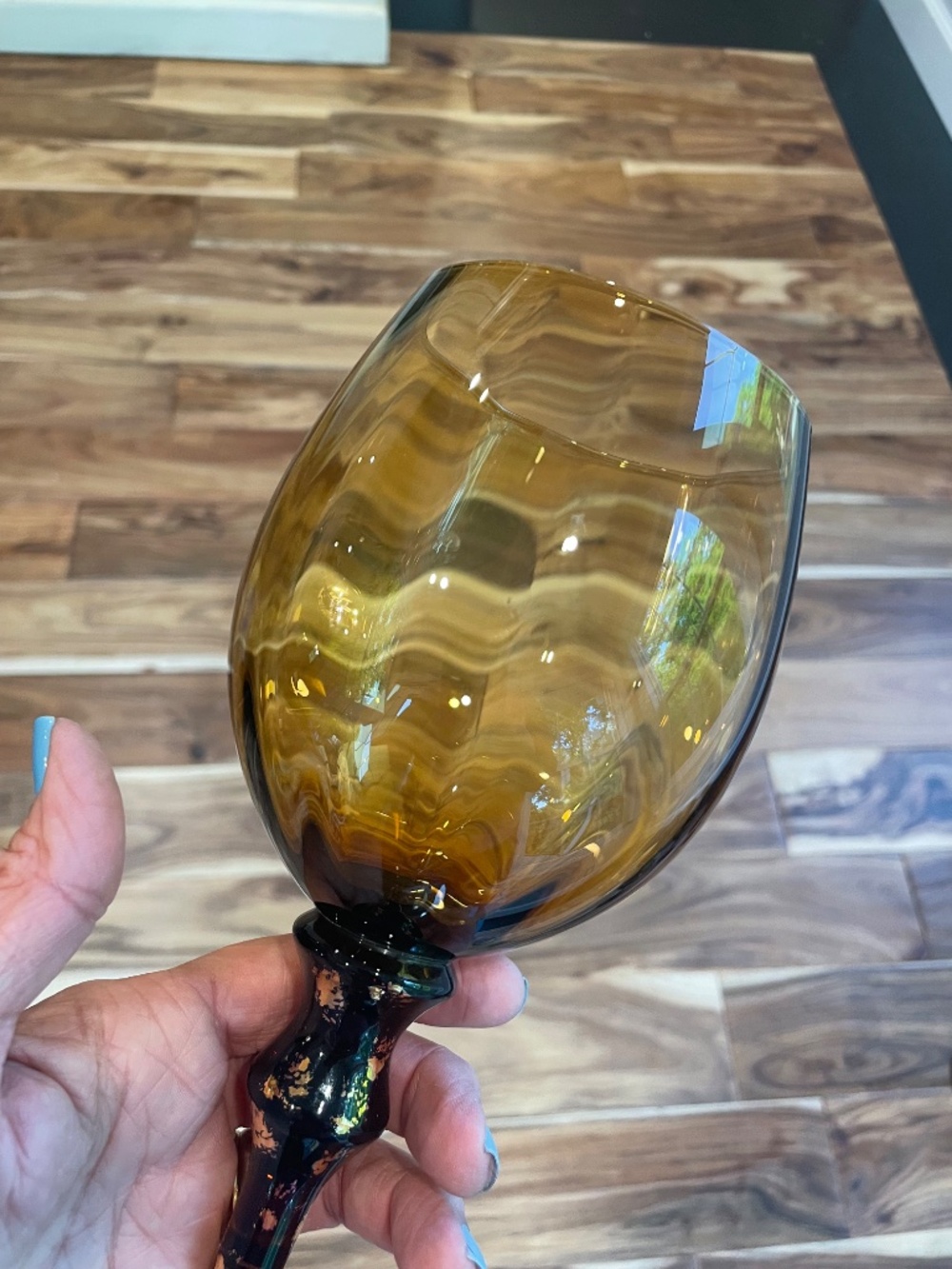 6 Beautiful, Amber colored Wine Glasses - Picture 7 of 8
